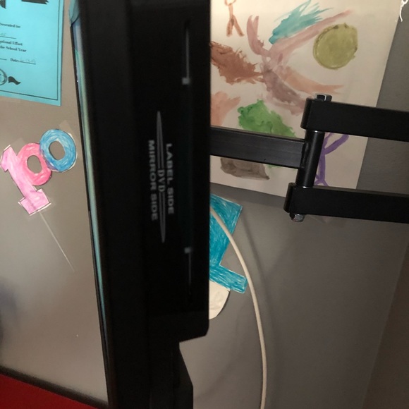 19 inch TV with built in DVD Player - Picture 3 of 3